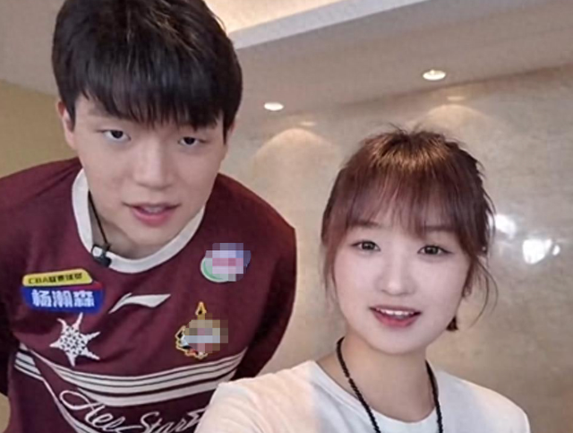 杨瀚森和女友在美国的幸福生活，女友坐行李箱小杨推着走，好浪漫
