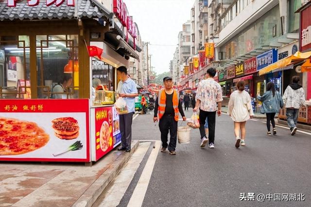 湖北荆州：人群中的一抹橙，守卫城市洁净
