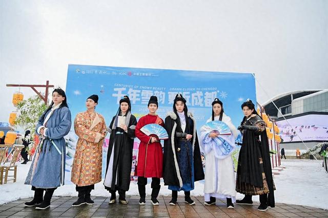 2025成都冬季文旅消费季启幕 “机甲杜甫”现身西岭雪山焕新冰雪国潮