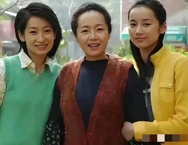 照片里三位女演员是谁呀？尤其是中间的这位，看起来既端庄又大方