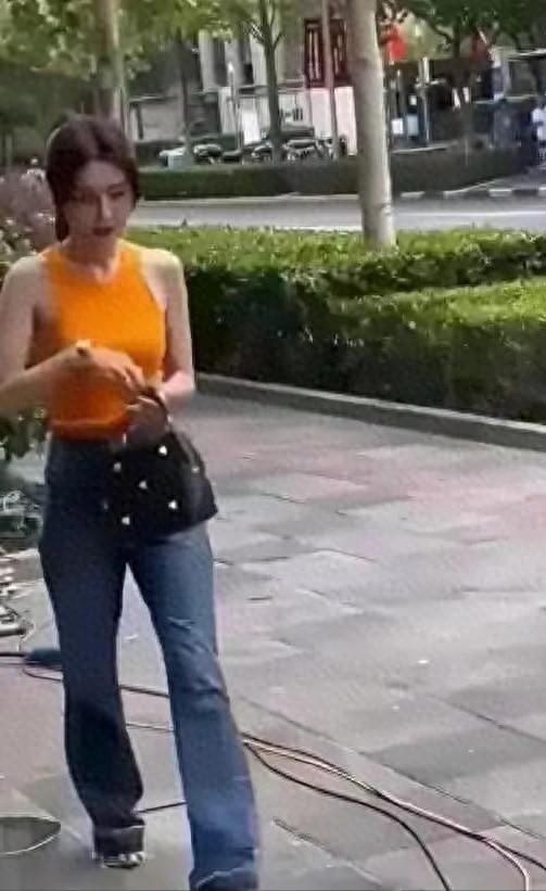 秦岚在大街上被偶遇，身材前凸后翘，不得不说，魏大勋眼光真好