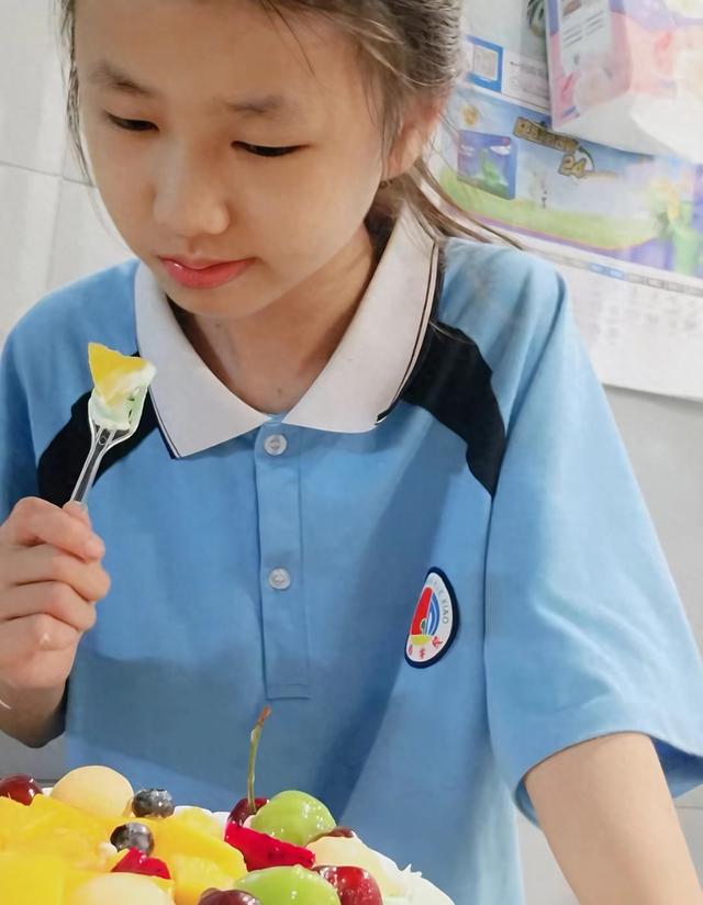 湖南11岁女孩范语嫣去世，头天还要了零花钱，妈妈痛惜没有陪伴好