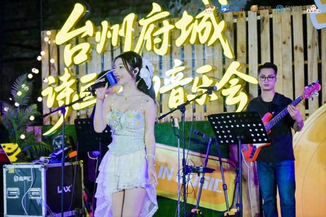 共赴燃情夏夜，古城花火绽放！