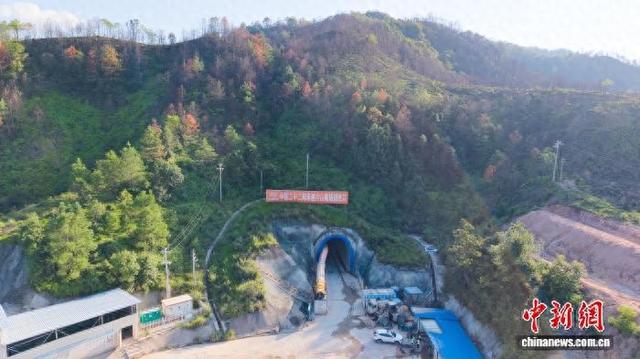 瑞梅铁路首座超5公里长大隧道实现贯通