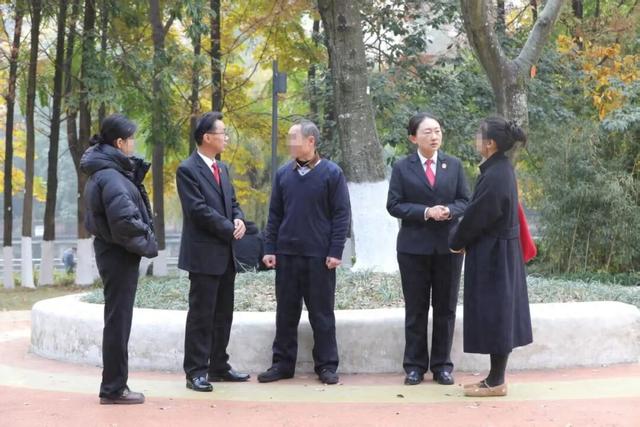 攀登野山一步踏空，同行者谁之过？