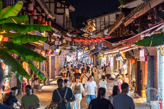 赏夜景游古镇