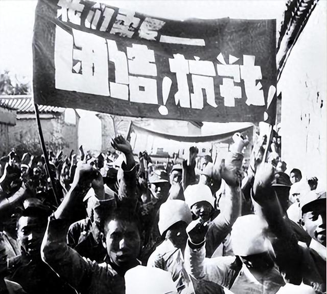 1955年，蒋介石看着十大元帅名单，指着陈毅苦笑：这个人太厉害了