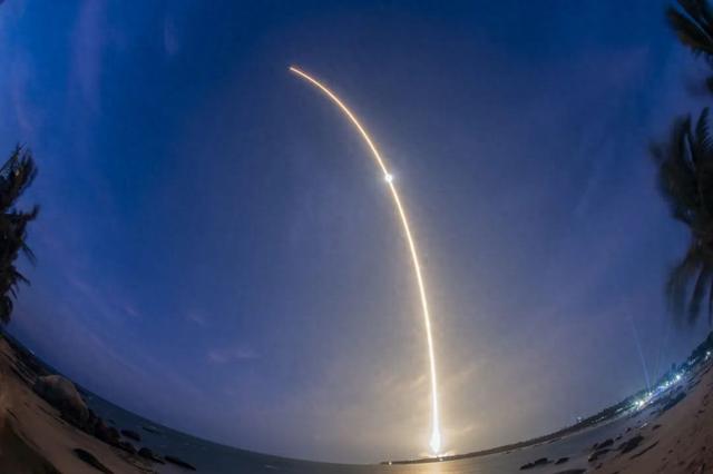 6.5吨“太空快递”3小时送达，里面还有鲜桃