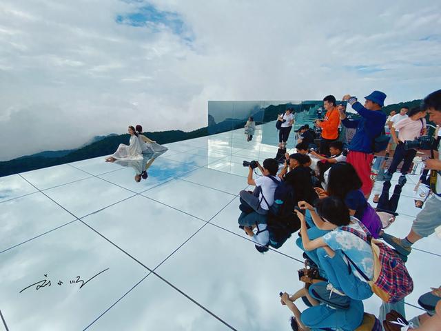 为什么现在经济不景气，大家反而越来越热衷于出去旅游了？