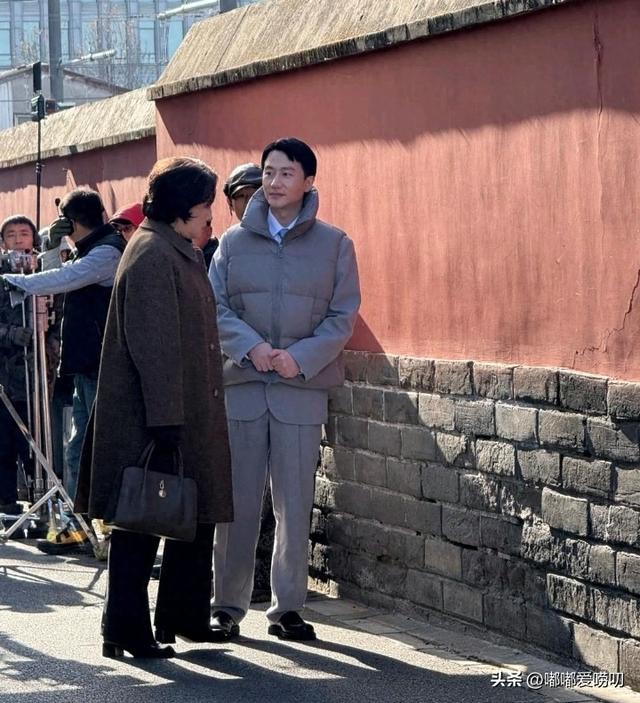 40岁黄轩北京二环拍戏被偶遇	，打扮好绅士，身材高挑笔挺，真帅气