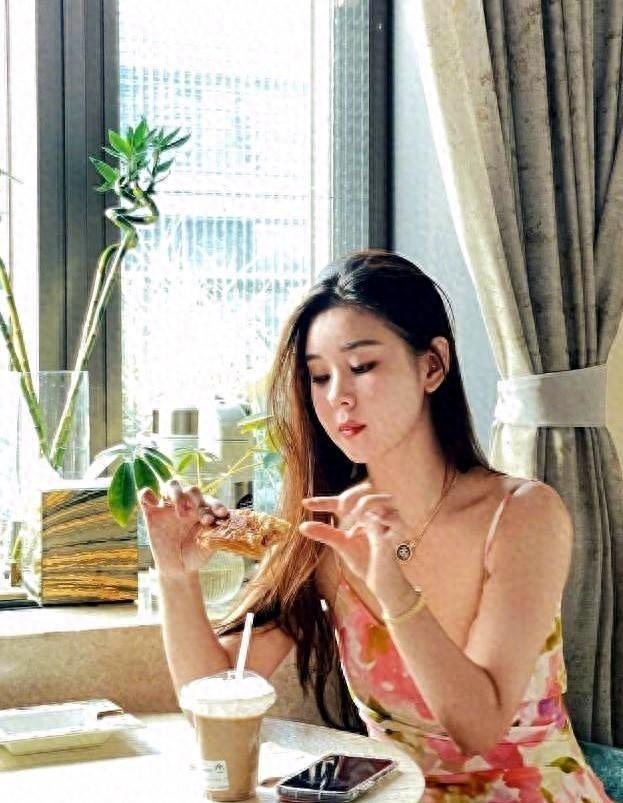 40岁李小萌太丰满，穿印花裙都兜不住好身材，难怪直男都喜欢她