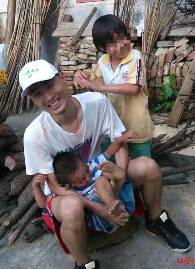 32岁程序员周末晕倒后猝死：抢救期间曾被拉入工作群	，死亡后还收到工作消息，工伤申请已被受理