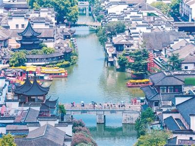 体育搭台、文旅唱戏，网友“为一场比赛奔赴一座城”——跟着“苏超”游江苏