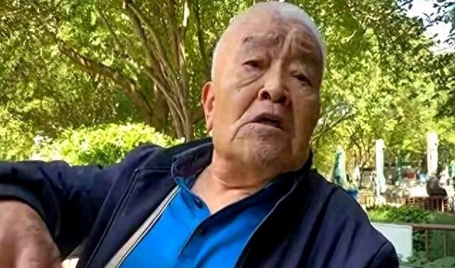 太丢人了，北京一大爷参加酒席，随礼200，竟连喝带拿6瓶五粮液