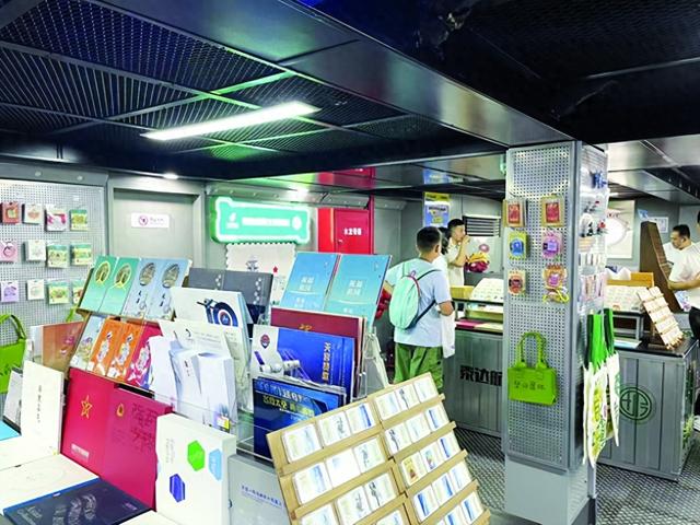 国内首个航母主题邮局开业 军迷“接头”邮粉儿