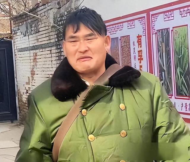 “大衣哥”被网暴案判了，女子剪辑数百条侮辱视频，下场大快人心