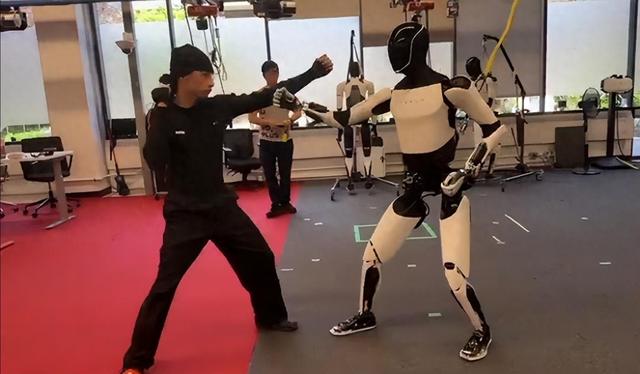 马斯克承诺明年实现特斯拉人形机器人“擎天柱”量产，希望其售价在2万至3万美元