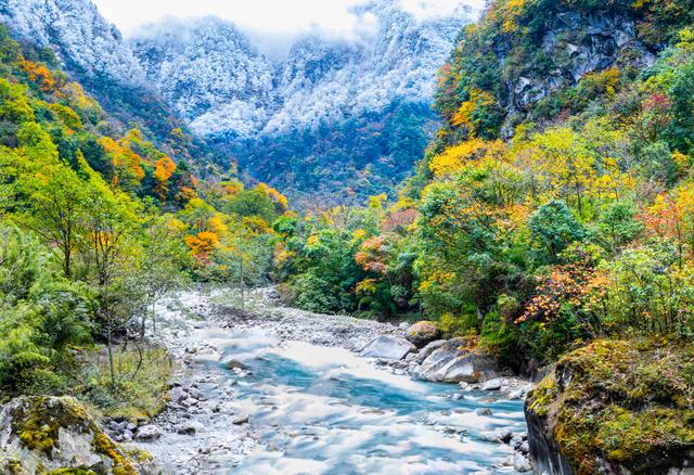 四川石棉县田湾河：初雪迎冬润大地