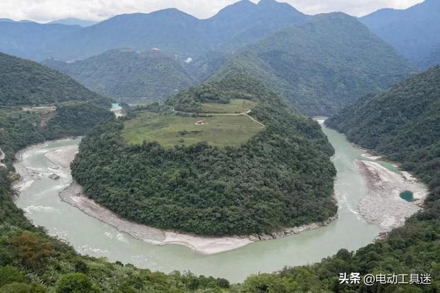 不建高坝，雅鲁藏布江下游水电站开建，为何采用截弯取直隧洞引水