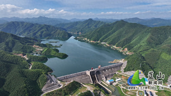 蓝山县毛俊水库：晨光映碧水 镜面展清辉