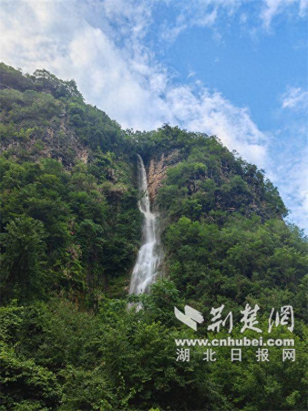 竹山县官渡镇再现壮美飞瀑景观