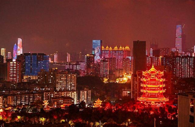 武汉雨中灯光秀    绝美！