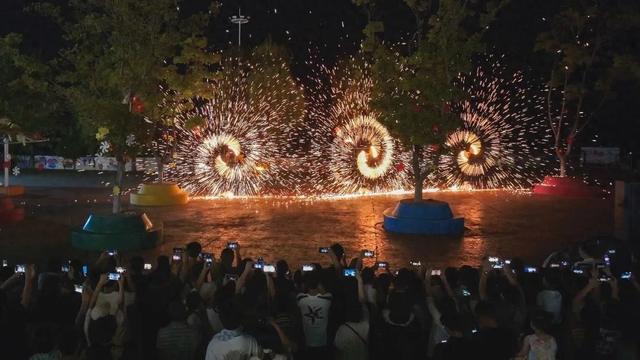 日照刘家湾赶海园千灯之夜盛大启幕，人气爆棚！