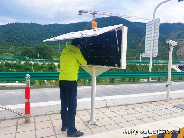 临夏分公司夏河收费站：护航草原旅游季，情暖高速“呀咕嘟”