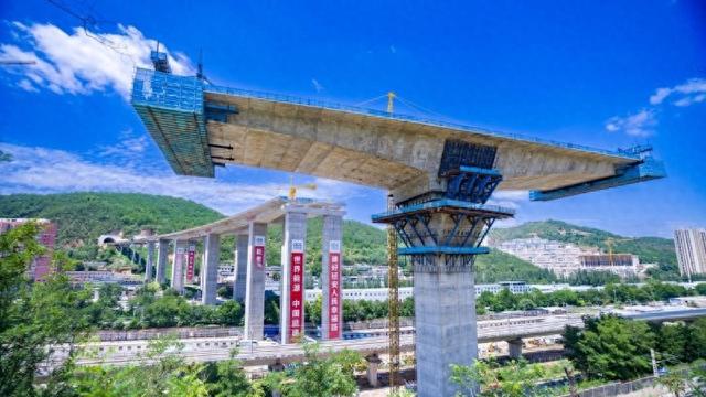 世界最高吨位转体桥成功实现毫米级高空对接