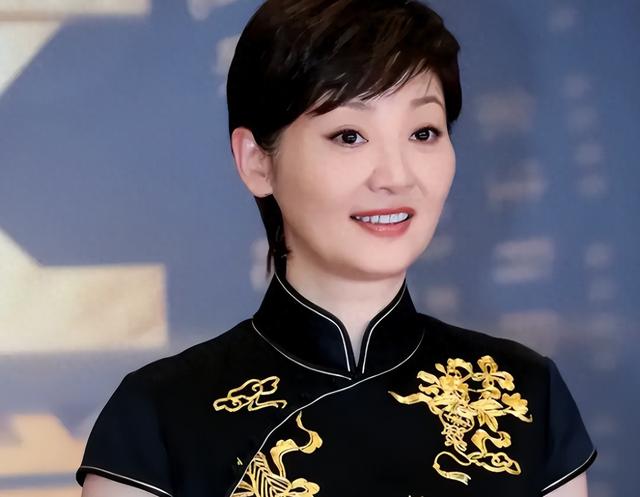 徐帆不再隐忍，高调回应和冯小刚离婚传闻，16字回应字字扎心