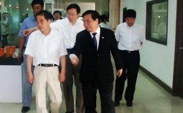 报应来了！捐给美国7千万，满嘴“中国穷关我啥事”，如今破产了