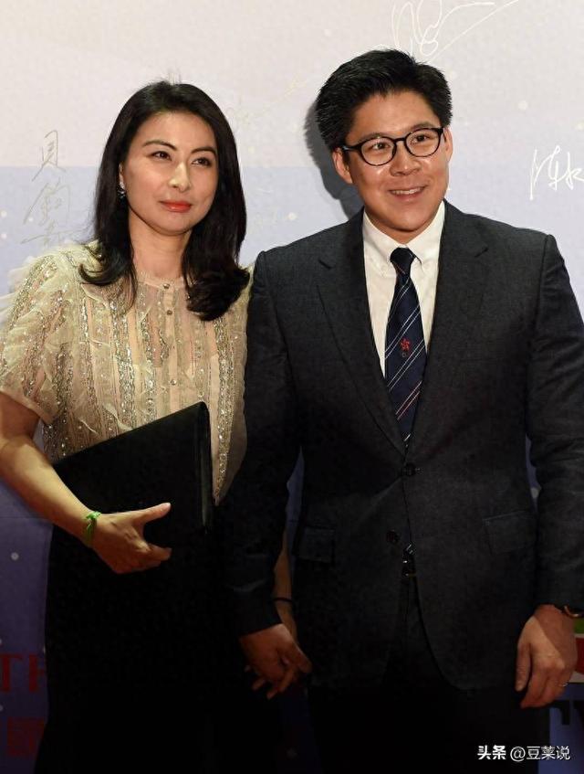 全网恭喜！45岁霍启刚又升职了，级别很高，妻子郭晶晶立了大功！