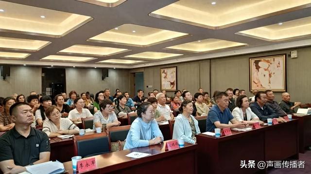 巴州人工智能AI培训热闹开讲 老年代表共学智能技能