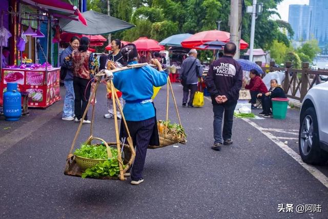 安顺市有个民生市集全年无休，烟火气息浓厚，每天还有人跳民族舞