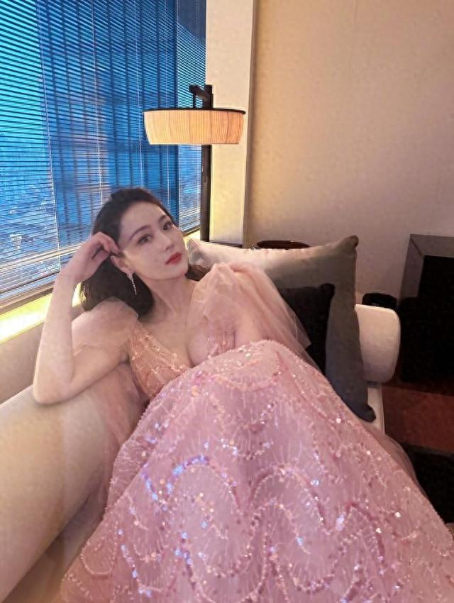 张馨予太丰满，穿深V裙都兜不住好身材，我感慨：资本果然会选人