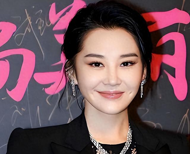 她一生 “风流成性	、老少通吃	”，撩汉无数	，现如今56岁却依旧单身