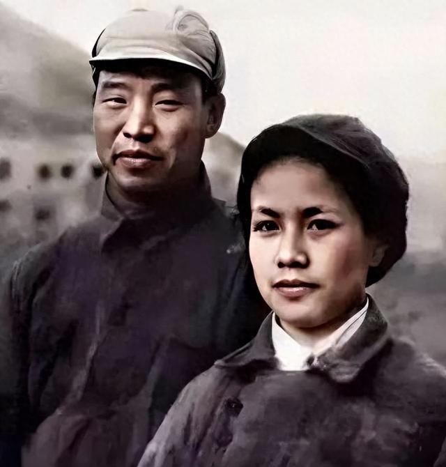 彭真的夫人有多美？这是1952年在北戴河的留影，她40岁，气质不凡