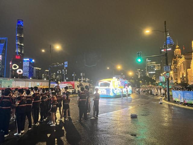 以满腔热忱点亮今夜的上海，25辆巡游花车“盛装”亮相外滩