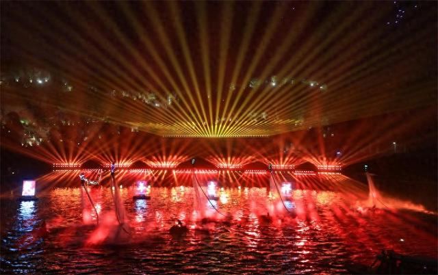 夜经济”照亮转型路 千年盐都越夜越精彩丨不夜川渝·夜经济调研行