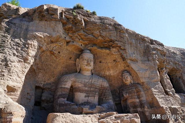 大同法华寺的白塔倾斜着，东南邑酒吧里音乐悠扬，2万步穿越古城