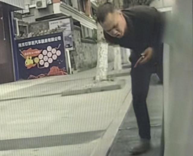 果然够硬！南充扎胎修车店重新开门	，做斜坡立牌子：“请勿泊车”