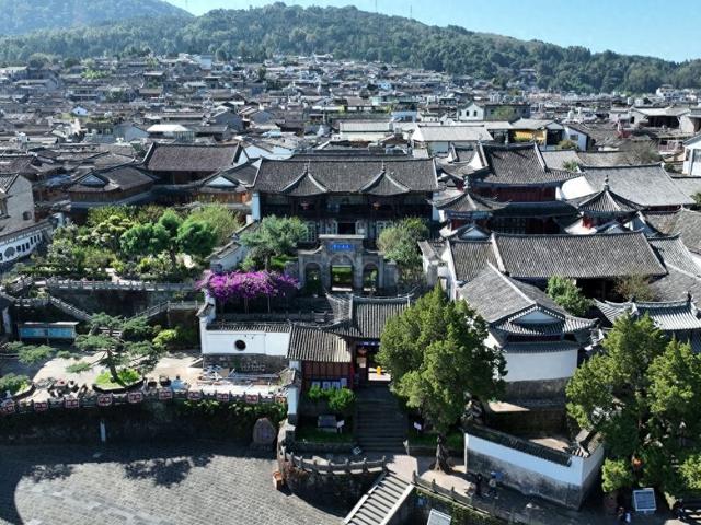 腾冲和顺古镇：游客如织赴冬约