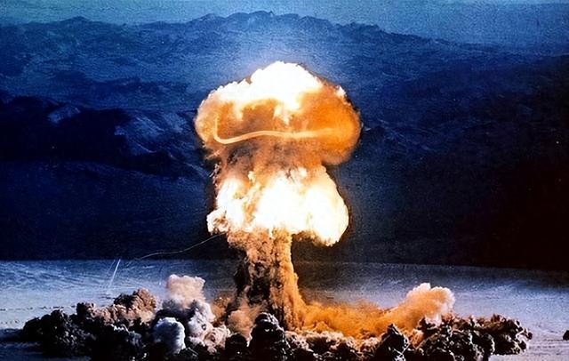 硬扛42天，日本走出了危险一步！中方8个字警告，高市早苗听好了