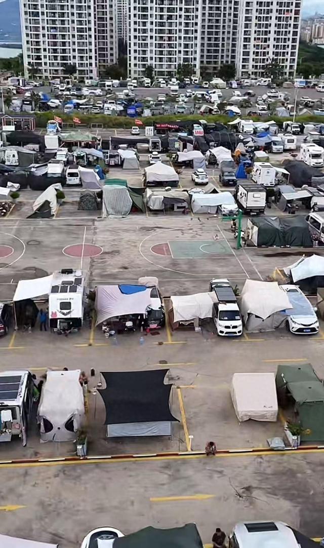 云南巧家县免费露营地成“躺平式旅游”热门目的地，冬季平均气温23度，有游客曾连续两年来此猫冬跨年