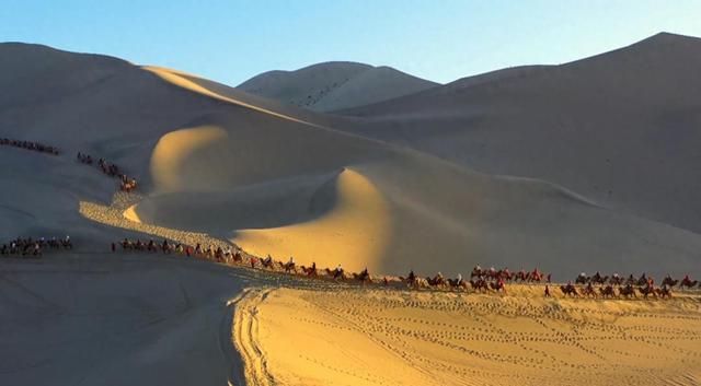 敦煌鸣沙山月牙泉景区驼运绘就“一带一路”旅游新画卷