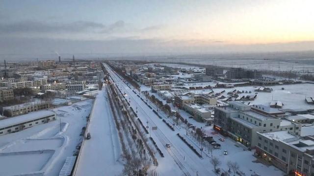 银装素裹阿克塞 首场降雪绘就戈壁冬日盛景