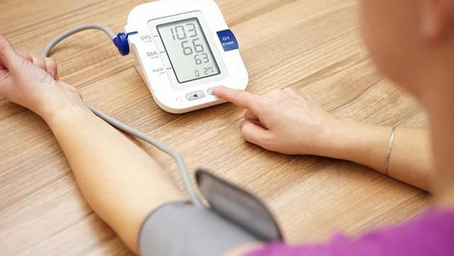 血压高的人不能吃柑橘？提醒：血压高的人尽量少碰这4种食物