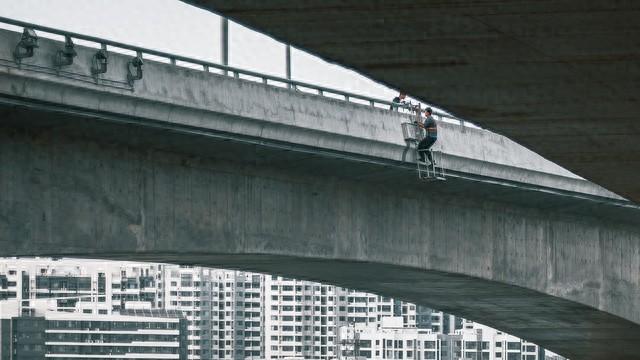 流浪汉睡工地5年，工头从不赶他，工程封顶 对工头说：带我见个人