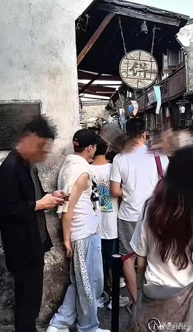 乌镇偶遇张艺兴排队买包子 又高又白，素颜也可以帅得太权威