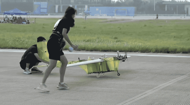 看完中国大学生手搓轰炸机，爱刷抖音的美国人天塌了。